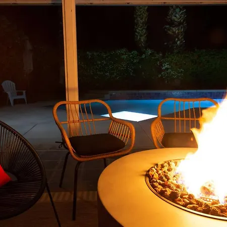 Palm Springs Home Covered Patio, Pool And Games!